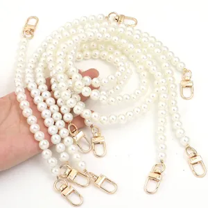 Chaine de perles artificielles blanches avec fermoirs dores pour sac a main accessoires.
