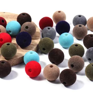 Perles rondes en peluche colorées avec trous traversants pour bracelets de bijoux DIY.