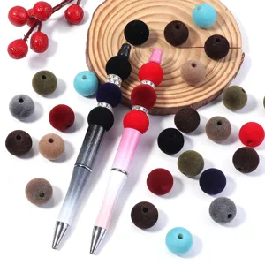Ensemble de perles en vrac et stylos de perles floqués colorés pour accessoires de bijoux.