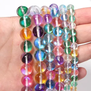 Detail van kleurrijke aura glas kristal ronde kralen strengen voor DIY sieraden ketting armband.