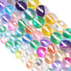 Close-up van kleurrijke kristallen ronde kraal met witte streep, ideaal voor DIY-sieraden.