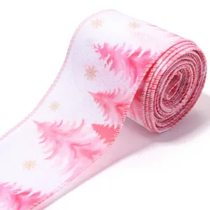 Rotolo di nastro natalizio rosa con fil di ferro e stampa di alberi per pacchi regalo DIY.