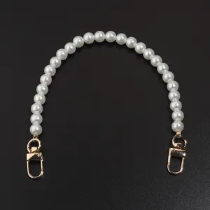 Détail de la sangle de chaîne en perles de résine, parfaite pour sacs DIY et breloques.