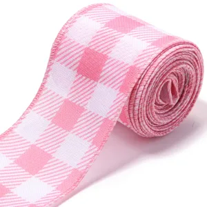 Vista dettagliata del nastro metallico a quadretti rosa e bianco per regali e feste.