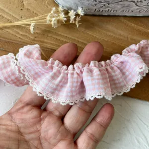 Bordo in pizzo a quadretti rosa e bianco con finitura all'uncinetto per cucito fai da te