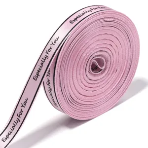 Roze lint rol met zwarte randen en Especially For You tekst voor geschenkverpakking.