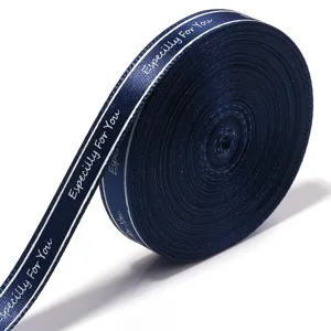 Donkerblauwe lint met witte letters, ideal voor het inpakken van geschenken en bloemboeketten.