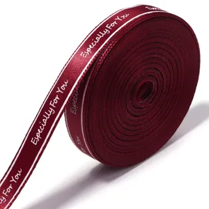 Bordeauxrode satijnen lintrol met tekst Especially For You voor geschenkverpakking en bloemdecoratie