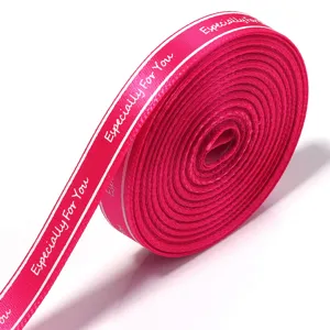 Roze lintrol met opdruk voorcadeauverpakking, bloemendecoratie en mooie feestdagen.