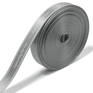 Grijze lintrol met bedrukte letters, perfect voor cadeaus, bloemboeketten en strikken.