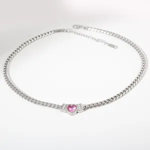 Detailansicht der Edelstahl Halskette mit rosa Herzanhanger und susser Damenschmuck Kette.