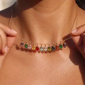 Nahaufnahme Detail der bunten Zirkonia Anhänger Halskette, glänzende bunte Steine.