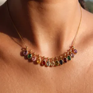 Elegante mehrfarbige Edelstein-Halskette mit filigraner Goldkette für Damen und Alltag.