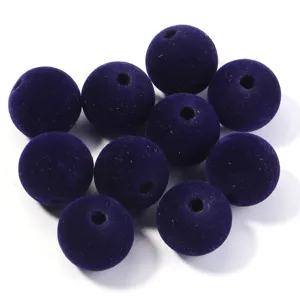 Vue rapprochée de perles rondes flocs violet foncé avec trou central, idéales pour la bijouterie DIY.