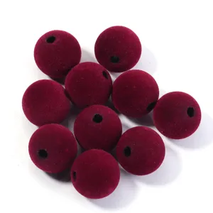 Détail perles rondes flocage bourgogne, texture velours doux accessoire bijoux DIY.