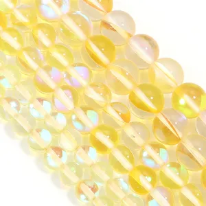 Mooie detailopname van gele aura synthetische kristalkralen, glanzend voor DIY sieraden.