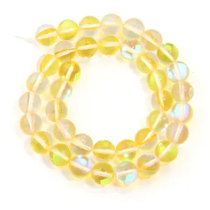 Gedetailleerd overzicht van glinsterende iriserende gele kristallen kralen voor DIY sieraden.