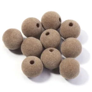 Vue détaillée de perles rondes floquées marron avec trou traversant pour bijoux et loisirs créatifs.