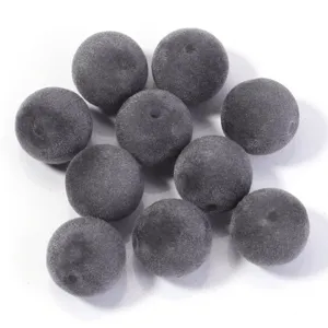 Gros plan de perles rondes floconnées gris foncé, idéales pour accessoires de bijoux DIY.