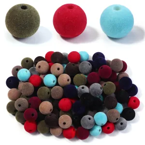 Perles rondes floquees colorees avec trous traversants pour la fabrication de bijoux et porte-cles.