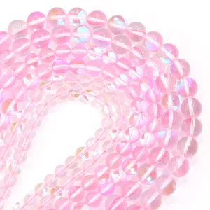 Gedetailleerde close-up van glanzende roze synthetische kristallen kralen voor DIY sieraden.