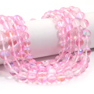 Gedetailleerde close-up van roze iriserende kristallen ronde kraal voor DIY sieraden maken.