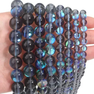 Detailopname van iriserende synthetische kristallen ronde kralen, ideaal voor DIY-sieraden.