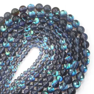 Gedetailleerde close-up van kleurrijke iriserende kristallen ronde kralen met sterke blauwe glans.