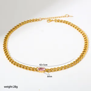 Grobe Edelstahl Kubanische Gliederkette Halskette mit rosa Zirkon Detailaufnahme