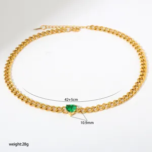 Detailaufnahme der eleganten goldenen Kubakette mit grünem Herz-Edelstein-Anhänger.