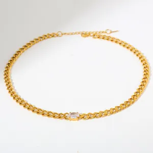 Detailansicht einer goldenen Edelstahl groben Kubakette Halskette mit klarem ovalem Zirkon.