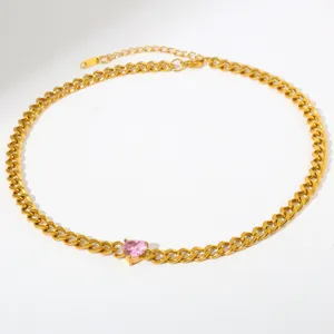 Goldene Kubanische Kette mit rosa Herz Kristall Anhänger, stilvolles elegantes Detailbild.