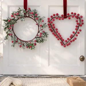 Corona de Navidad de bayas rojas escarchadas y adorno colgante detalle decoración.