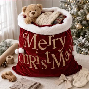 Vue détaillée du sac cadeau de Noël en velours avec un design festif et un joli ours en peluche.