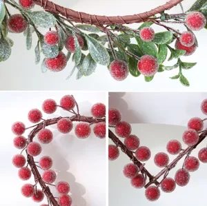 Detalles de primer plano de guirnalda navideña de bayas rojas escarchadas con efecto de nieve.