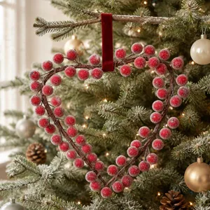 Colgante de corazón con bayas rojas escarchadas, detalle de decoración colgante para árbol.
