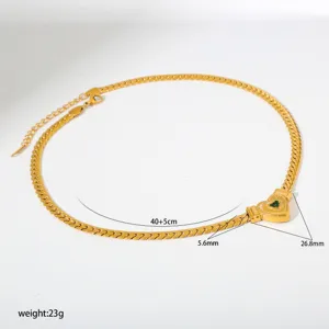 Goldene Edelstahl Herz Anhänger Kette Detailansicht, stilvoller modischer Punkschmuck.
