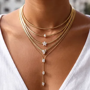 Mehrlagige goldene Halskette mit Zirkonia-Anhängern, stilvoller stapelbarer Schmuck.