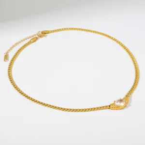 Edelstahl Gold Kubanische Kette Halskette mit ovalem Zirkonia Anhänger Detail Ansicht.