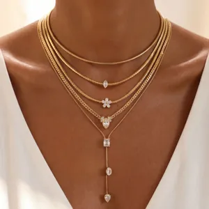 Exquisite mehrlagige goldene Edelstahl Halskette mit funkelnden Zirkonia Anhängern für Damen.