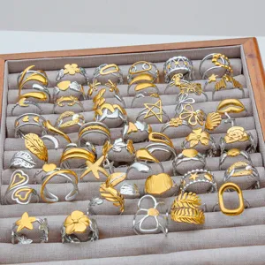 Stilvolle Edelstahl Ringe Set für Damen zweifarbig hohle Blumen modischer Schmuck