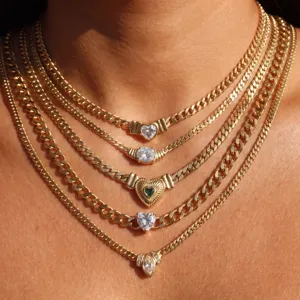Mehrlagige goldene Kette mit Herz- und Zirkon-Anhängern im angesagten Punk-Stil.