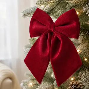 Nœud en velours rouge décoration d'arbre de Noël ornement gros plan détail suspendu.