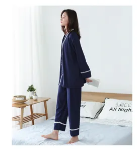 Ensemble pyjama long en modal pour femme confortable avec bordure en dentelle élégante à la maison.