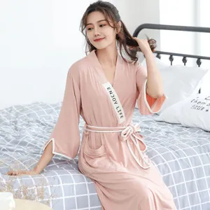 Comoda vestaglia rosa in fibra di bamboo per donna, elegante abbigliamento da notte con cintura.