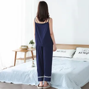 Vue arrière du pyjama en modal bleu foncé, détail montrant le haut et le pantalon en chambre.