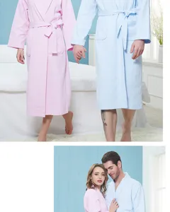 Detailansicht des Baumwoll Waffel Paarbademantels in Rosa und Blau, weich und bequem.
