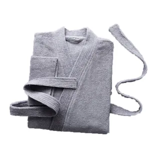 Accappatoio in spugna di cotone grigio con colletto kimono e cintura, pigiama morbido.