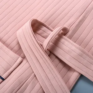 Accappatoio in cotone a coste rosa dettaglio cintura primo piano, abbigliamento comodo e morbido