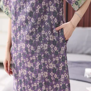 Gros plan détail de la poche de la chemise de nuit en gaze de coton à fleurs.